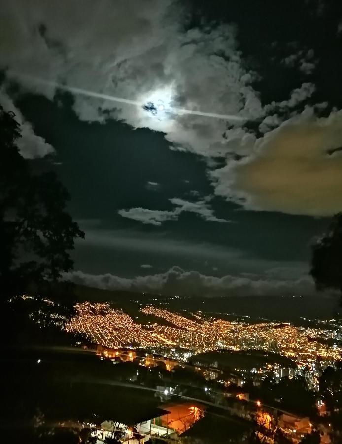 Eco Hostal Casa La Juana Bed and Breakfast Medellín Exteriör bild